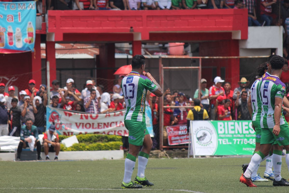 El mediocampista de Antigua GFC Alejandro Galindo celebra la anotación del triunfo de su equipo en Malacatán. (Foto Prensa Libre: Luis López)