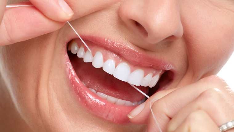 El uso regular del hilo dental remueve la placa. Además, también ayuda a prevenir la caries y reducir el riesgo de desarrollar enfermedad de las encías. (Foto Prensa Libre: Servicios)