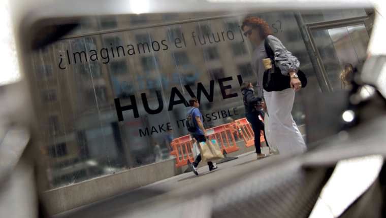 La empresa Huawei mantiene el lanzamiento de su primer móvil con pantalla plegable, para junio, pese al anuncio de Google y otras tecnológicas estadounidenses de dejar de vender componentes y software al gigante chino. (Foto Prensa Libre: EFE)