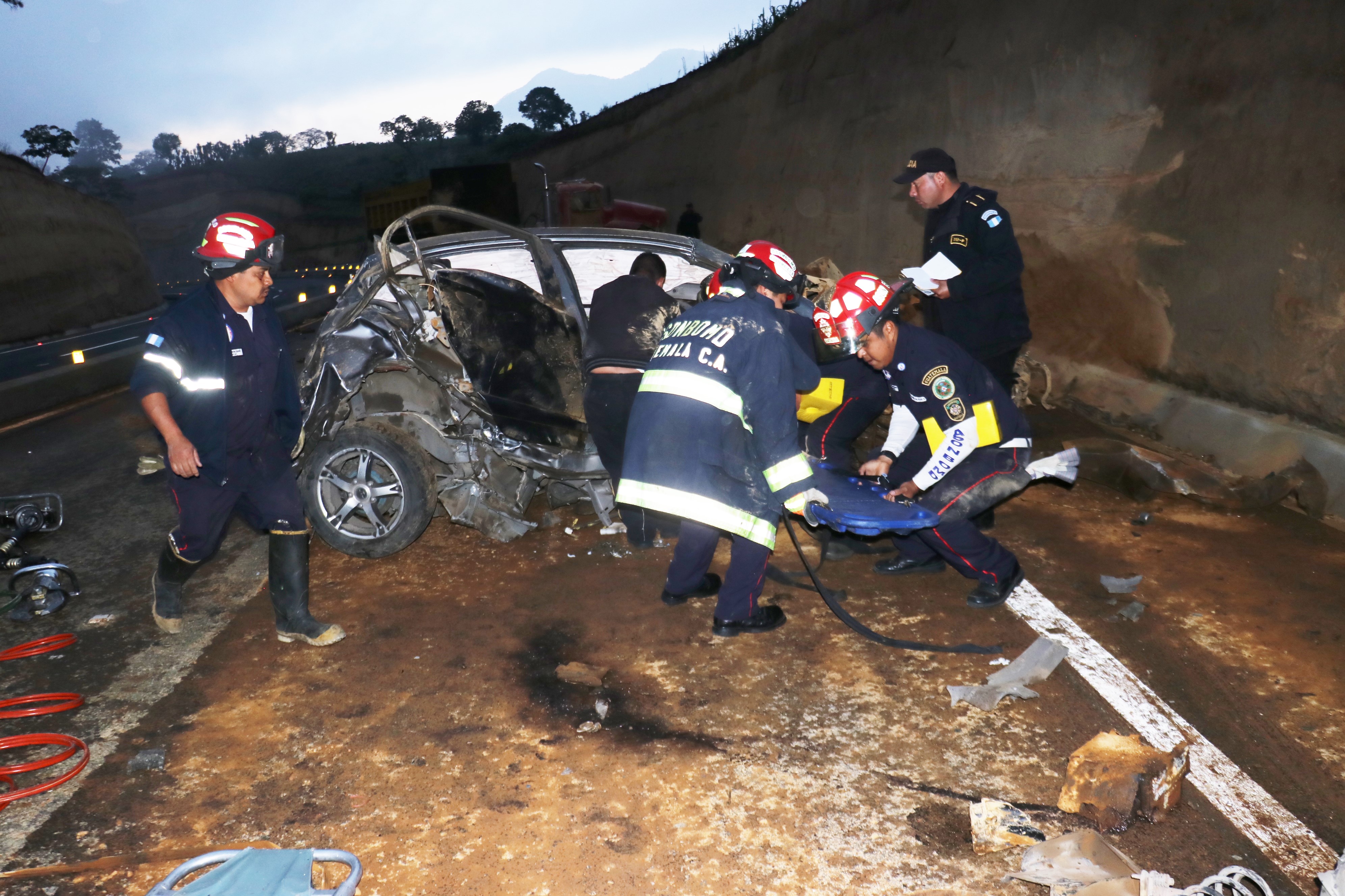 Bomberos Municipales Departamentales de El Tejar trabajan en el rescate de un joven que fue víctima de un accidente de transito en el Libramiento de Chimaltenango. (Foto Prensa Libre: Víctor Chamalé)
