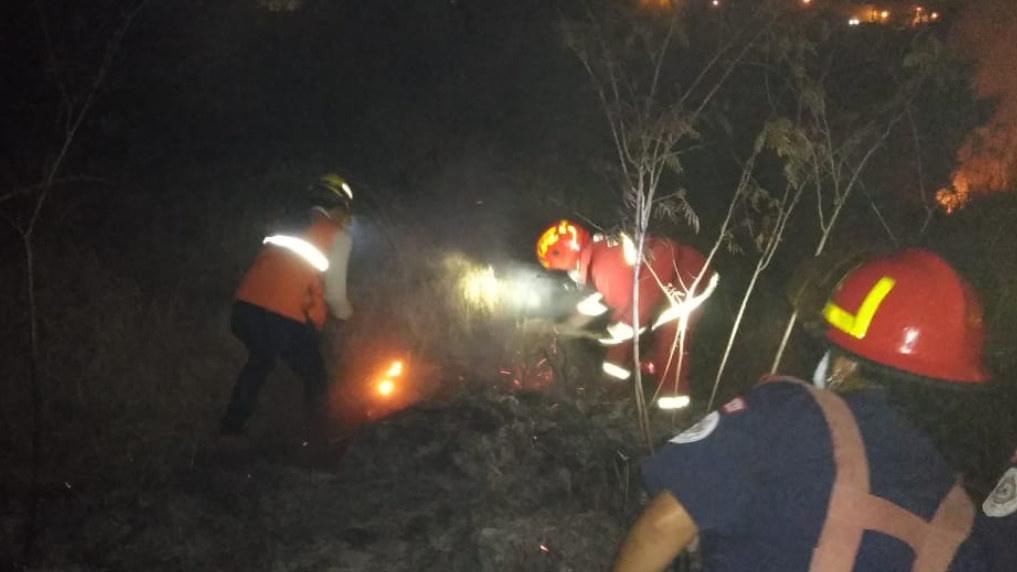 Bomberos trabajaron unas tres horas para controlar incendio forestal que amenazaba viviendas en la zona 11 de Mixco. (Foto Prensa Libre: Conred).  
