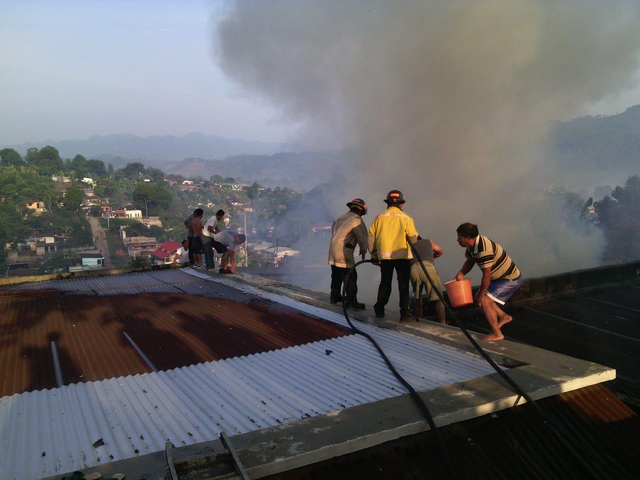 Bomberos Voluntarios controlan incendio en casa en Cobán. (Foto Prensa Libre: Eduardo Sam).