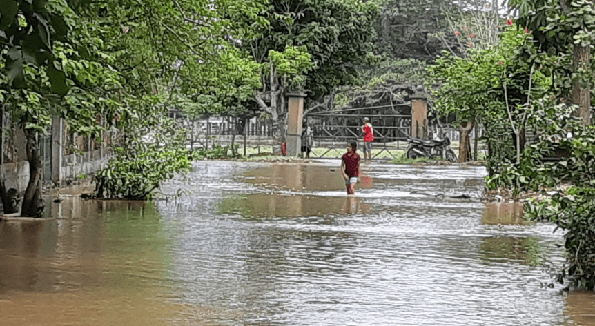 Poblador camina en una de las áreas inundadas en Nueva Concepción. (Foto Prensa Libre: Enrique Paredes). 