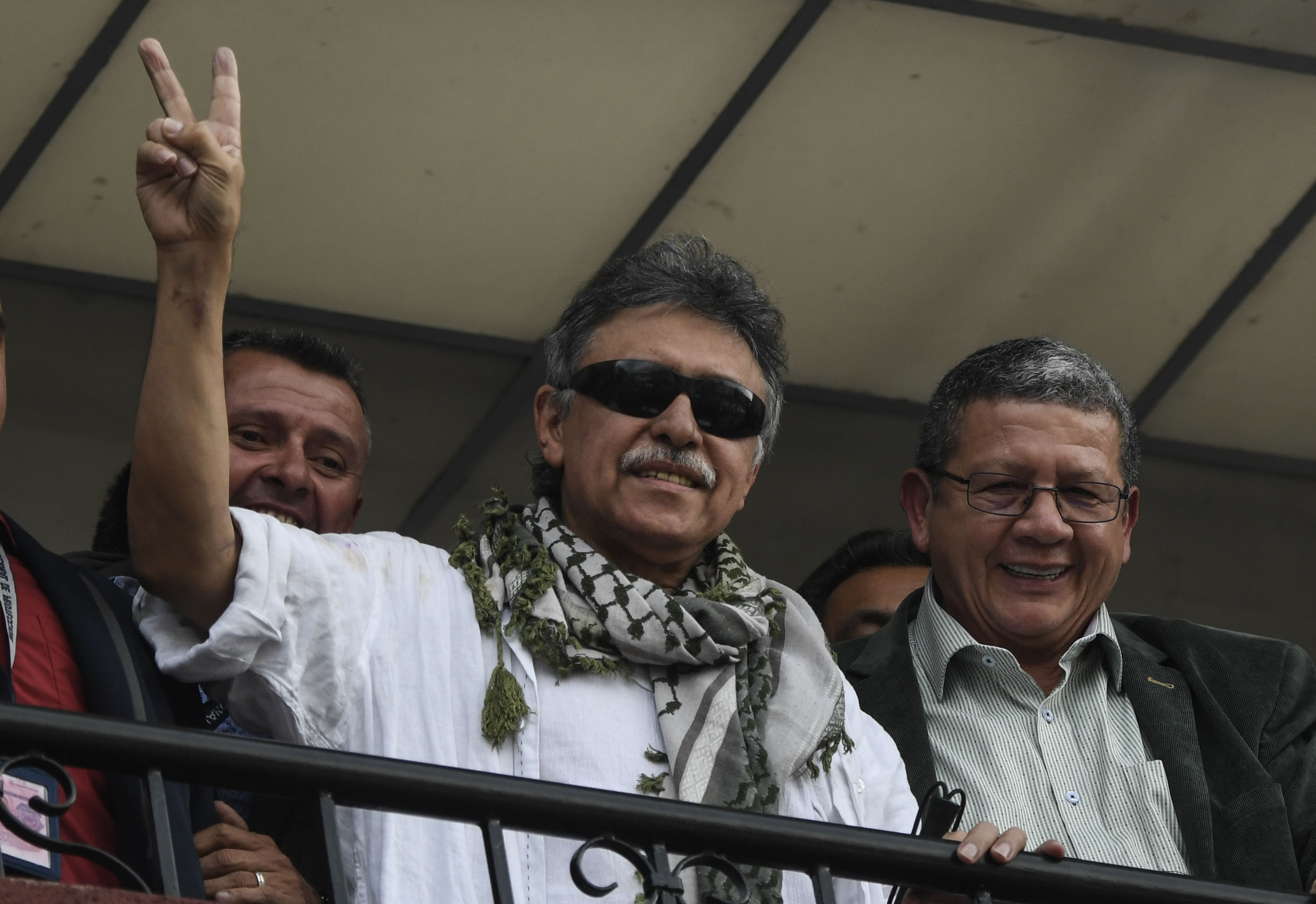 El miembro colombiano del Partido Político de las FARC, Jesús Santrich, saluda a los partidarios luego de ser liberado en Bogotá. (Foto Prensa Libre: AFP)