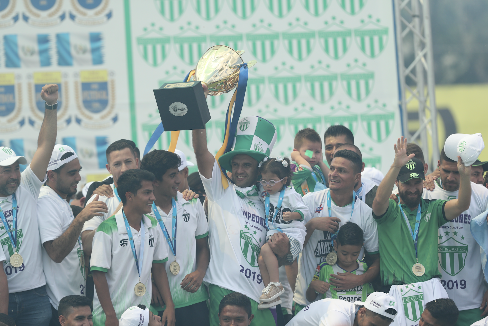 José Manuel Contreras junto a sus compañeros de equio con el trofeo de campeón del Clausura 2019. (Foto Prensa Libre: Francisco Sànchez) 