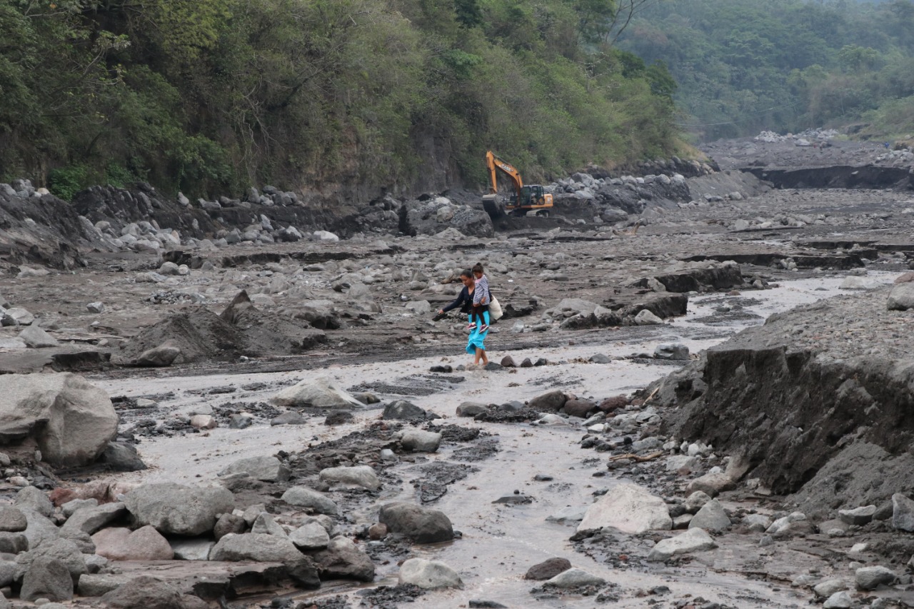 El material que baja del Volcán de Fuego ha dejado aisladas varias comunidades asentadas en las cercanías del coloso. (Foto Prensa Libre: Hemeroteca PL). 