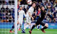Real Madrid's French goalkeeper Luca Zidane (R) fails to stop a goal during the Spanish League football match between Real Madrid CF and SD Huesca at the Santiago Bernabeu stadium in Madrid on March 31, 2019. (Photo by JAVIER SORIANO / AFP)