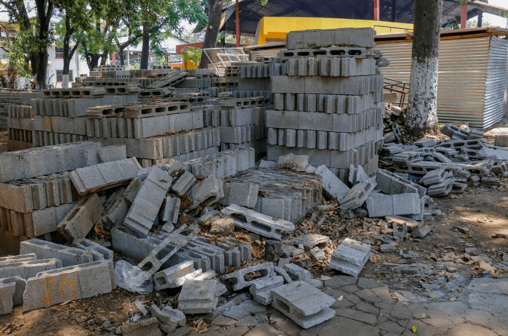 Parte del material de construcción que permanece abandonado en el parque infantil en Retalhuleu. (Foto Prensa Libre: Rolando Miranda). 