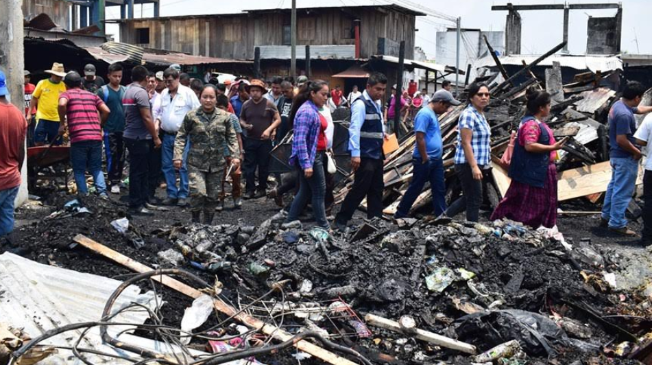 Comerciantes y autoridades hacen un recorrido por los locales destruidos por el fuego. (Foto Prensa Libre: Héctor Cordero).

