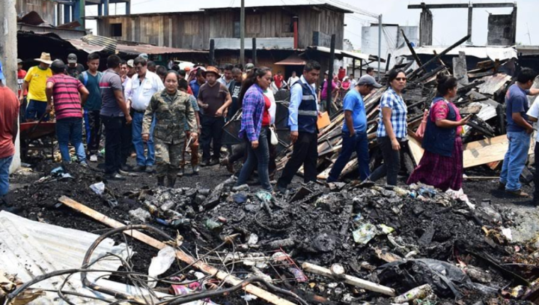 Comerciantes y autoridades hacen un recorrido por los locales destruidos por el fuego. (Foto Prensa Libre: Héctor Cordero).

