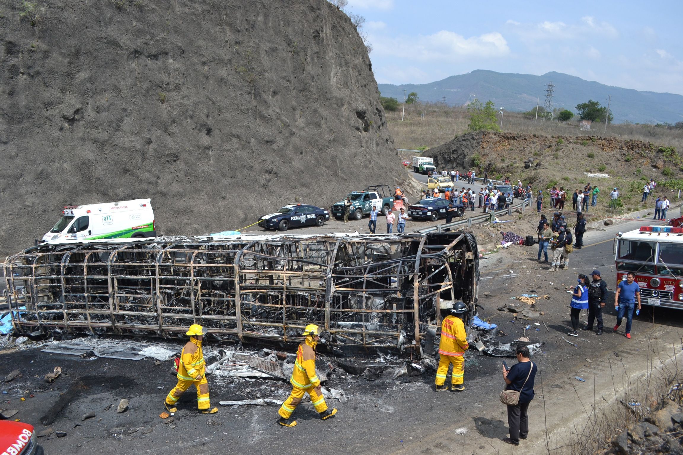 Servicios de emergencia trabajan en el rescate de cuerpos víctimas del choque en Coatzacoalcos, Veracruz. (Foto Prensa Libre: AFP)
