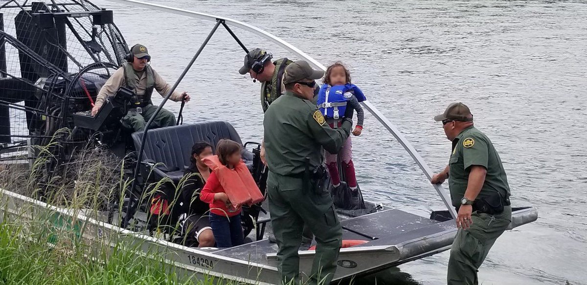 Una niña es rescatada del Río Grande por guardias de la Patrulla Fronteriza. Miles de menores de edad han migrado a EE. UU. este año, principalmente de Guatemala. (Foto: CBP)