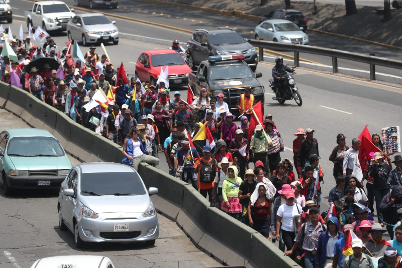 Marcha de la Dignidad a su paso por El Trébol. (Foto Prensa Libre: Erick Ávila).