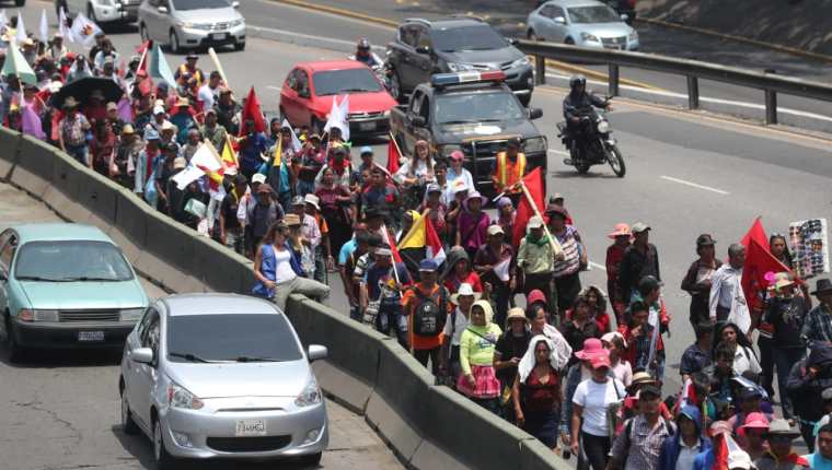 Marcha de la Dignidad a su paso por El Trébol. (Foto Prensa Libre: Erick Ávila).