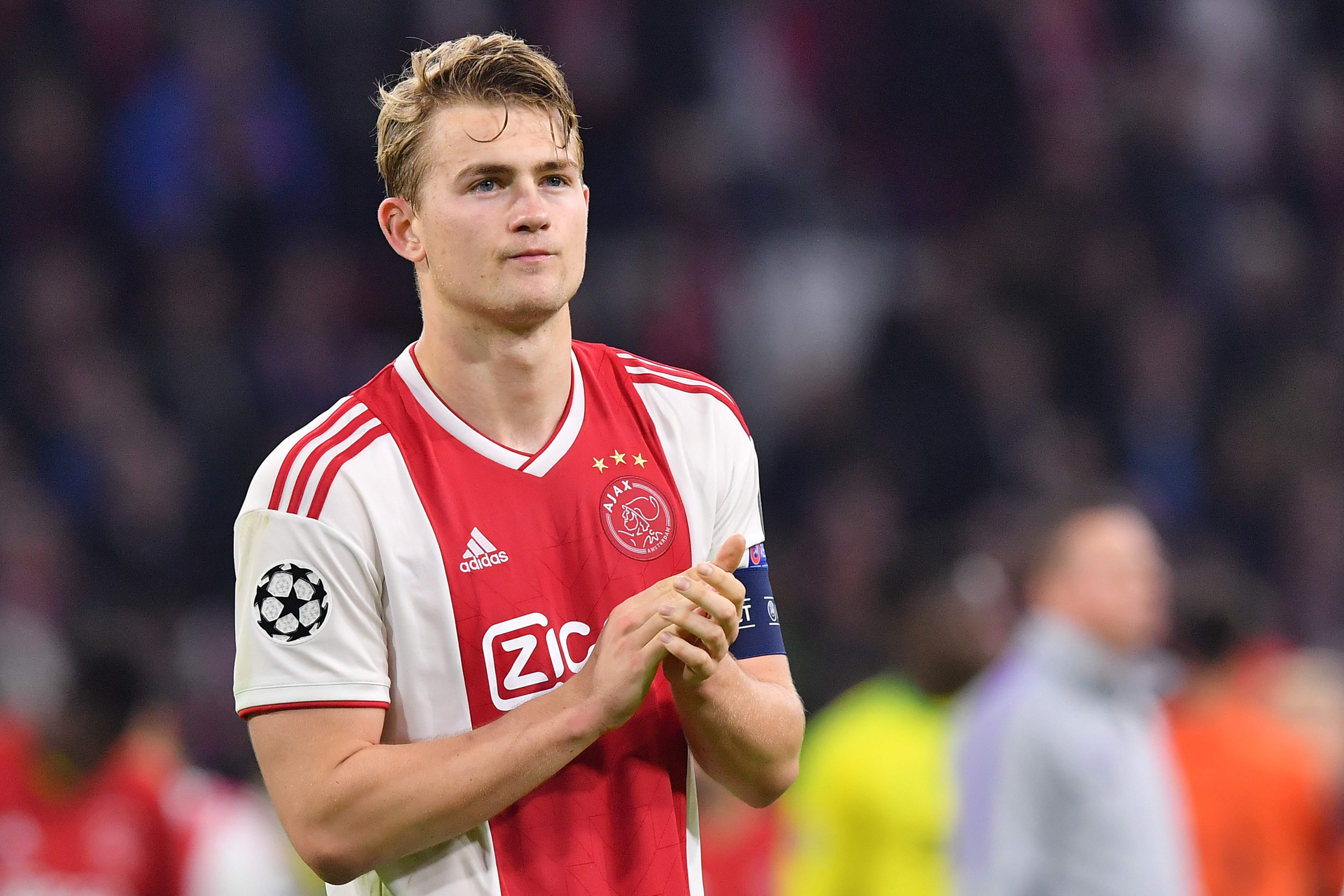El defensa y capitán del Ajax, Matthijs de Ligt, es uno de los diamantes con los que cuenta el conjunto holandés. (Foto Prensa Libre: AFP)