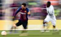 TOPSHOT - Barcelona's Argentinian forward Lionel Messi (L) runs with the ball during the Spanish League football match between Barcelona and Getafe at the Camp Nou Stadium in Barcelona on May 12, 2019. (Photo by Josep LAGO / AFP)