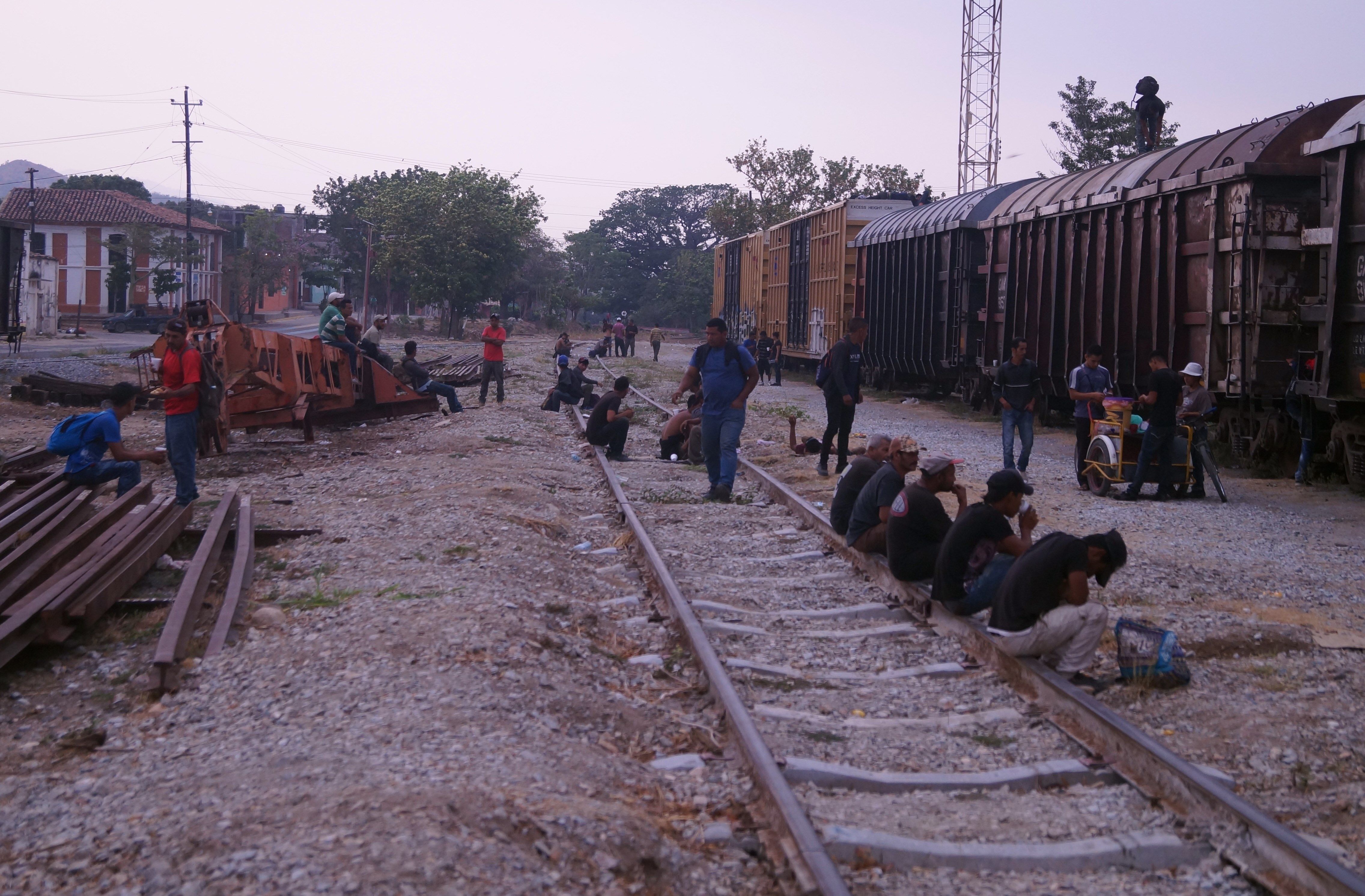 Migrantes centroamericanos descansan sobre vías de tren, el 3 de mayo de 2019, en su travesía por territorio mexicano para lograr el objetivo de llegar a la frontera con Estado Unidos, en Arriaga (México). (Foto Prensa Libre: EFE)