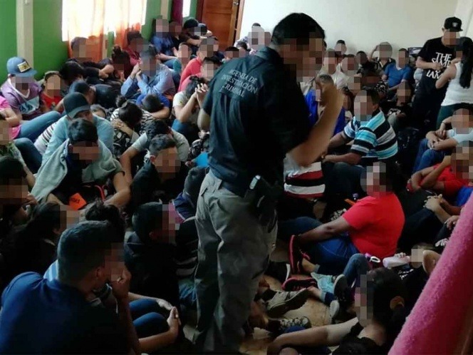 Rescatan en México a 163 migrantes guatemaltecos, entre ellos 72 niños, de una casa de Ecatepec