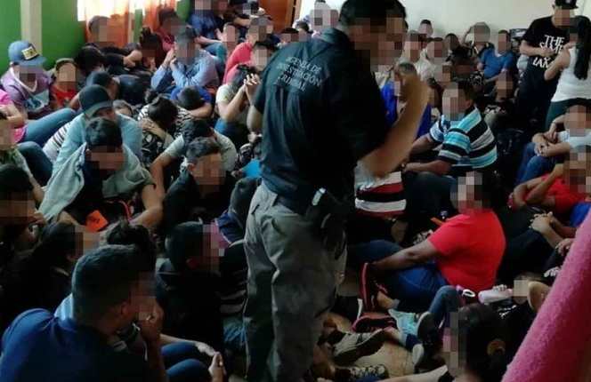 Los migrantes estaban hacinados en una vivienda de Ecatepec. (Foto: FGR)