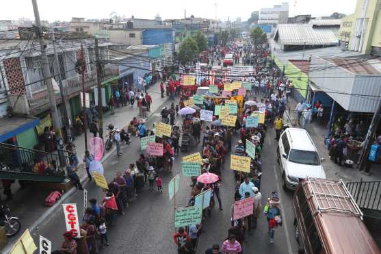 Marcha del Día del Trabajo inicia frente al  Monumento al Trabajo, conocido como "el Muñecon", en la zona 5.