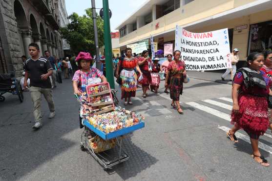 Durante el transcurso de la marcha se pudo observar a mujeres que ofrecían sus productos. 