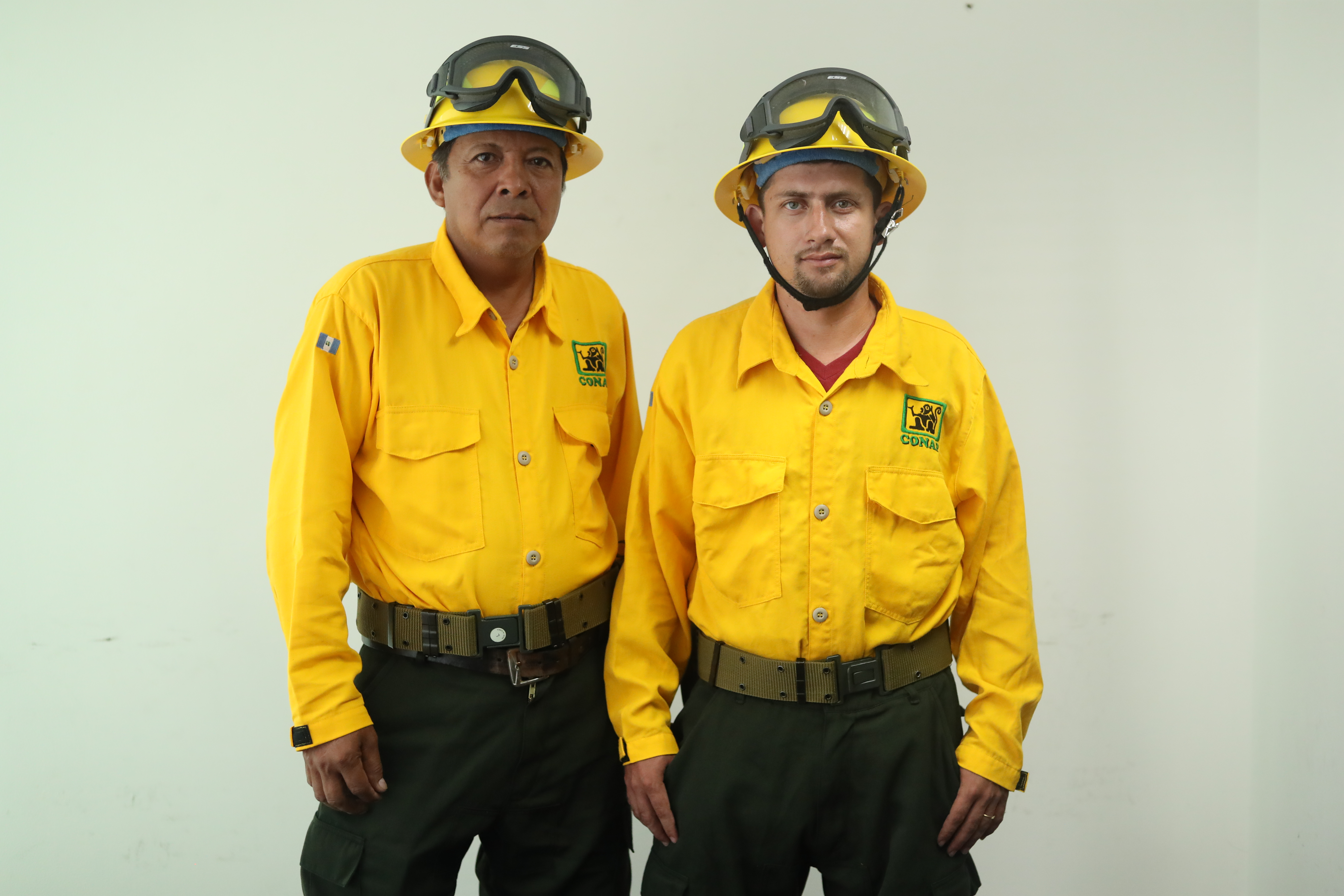 Los bomberos forestales José Manuel Tesucún y Erik Girón están asignados para combatir incendios forestales en Petén. (Foto Prensa Libre: Esbin García).  