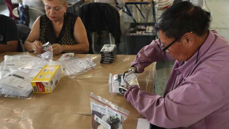 Personas con capacidades diferentes embolsan la tinta indeleble para marcar el dedo de los votantes. Fotografía Esbin Garcia