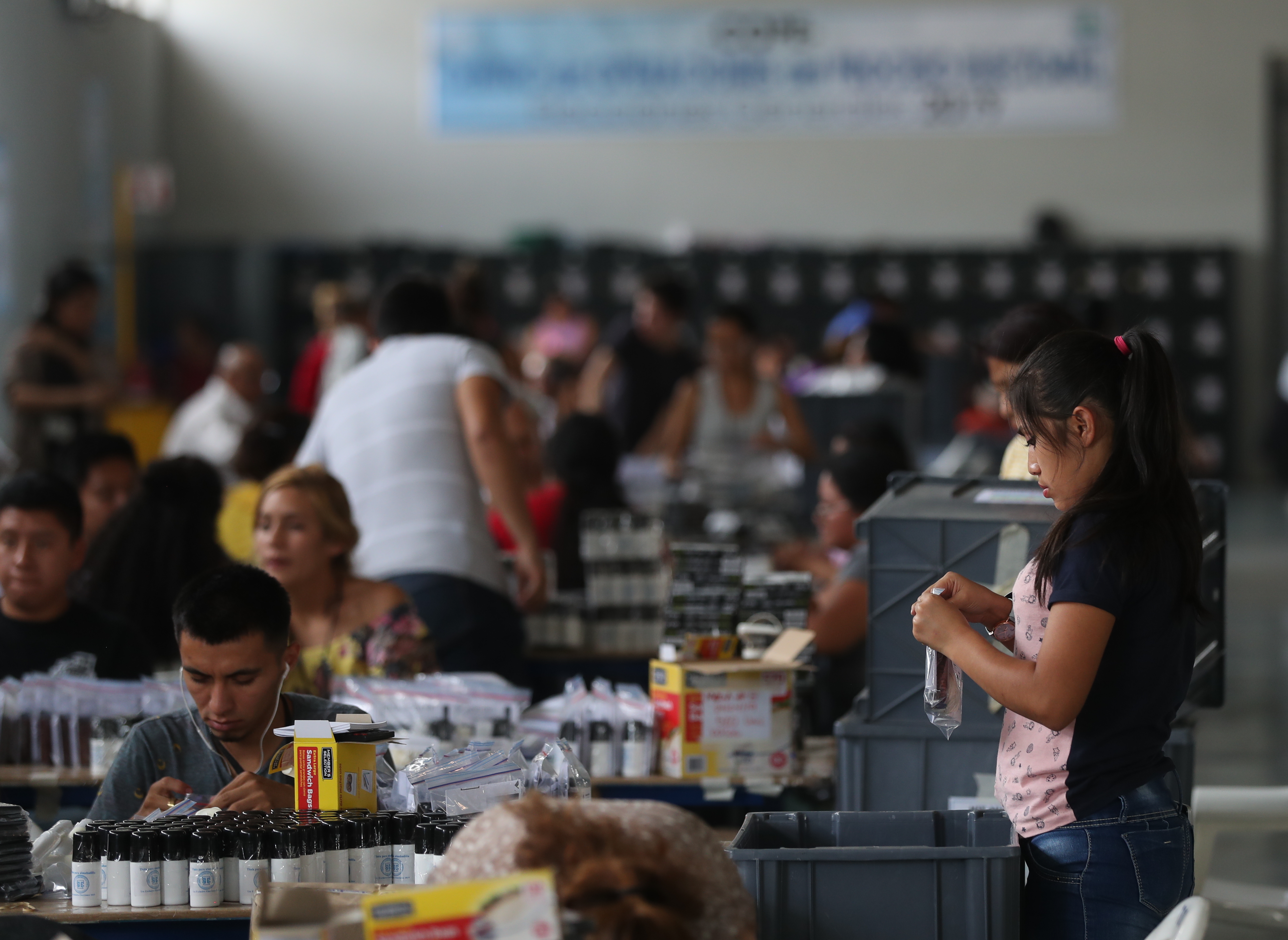 En el Centro de operaciones del Tribunal Supremo Electoral (TSE), trabajadores realizan  preparativos que se utilizaran en los centros de votación. (Foto Prensa Libre. Esbin García) 

