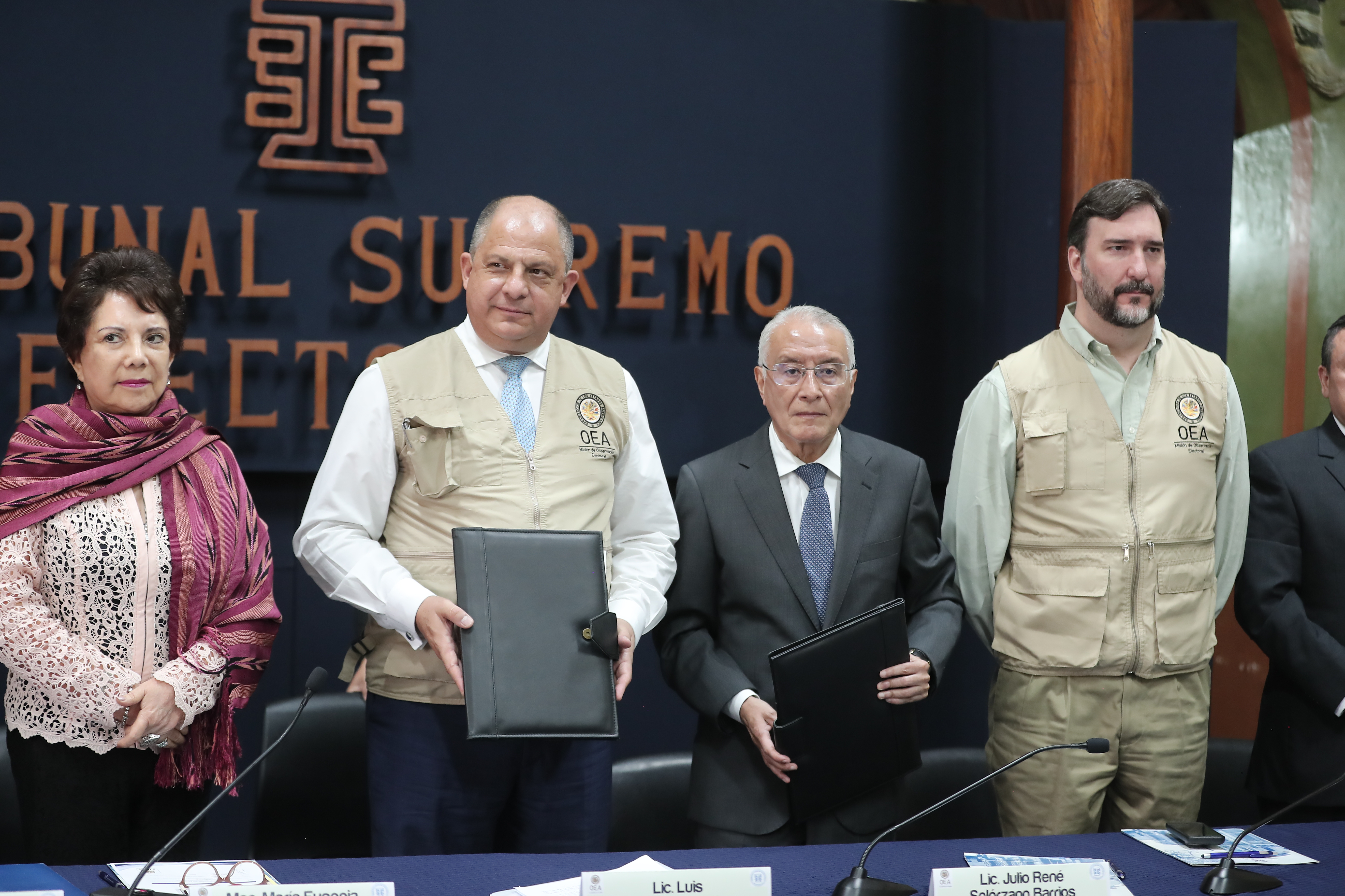 La firma del convenio entre el TSE y la OEA para la instalación de la Misión de Observación Electoral. (Foto Prensa Libre: Juan Diego González)