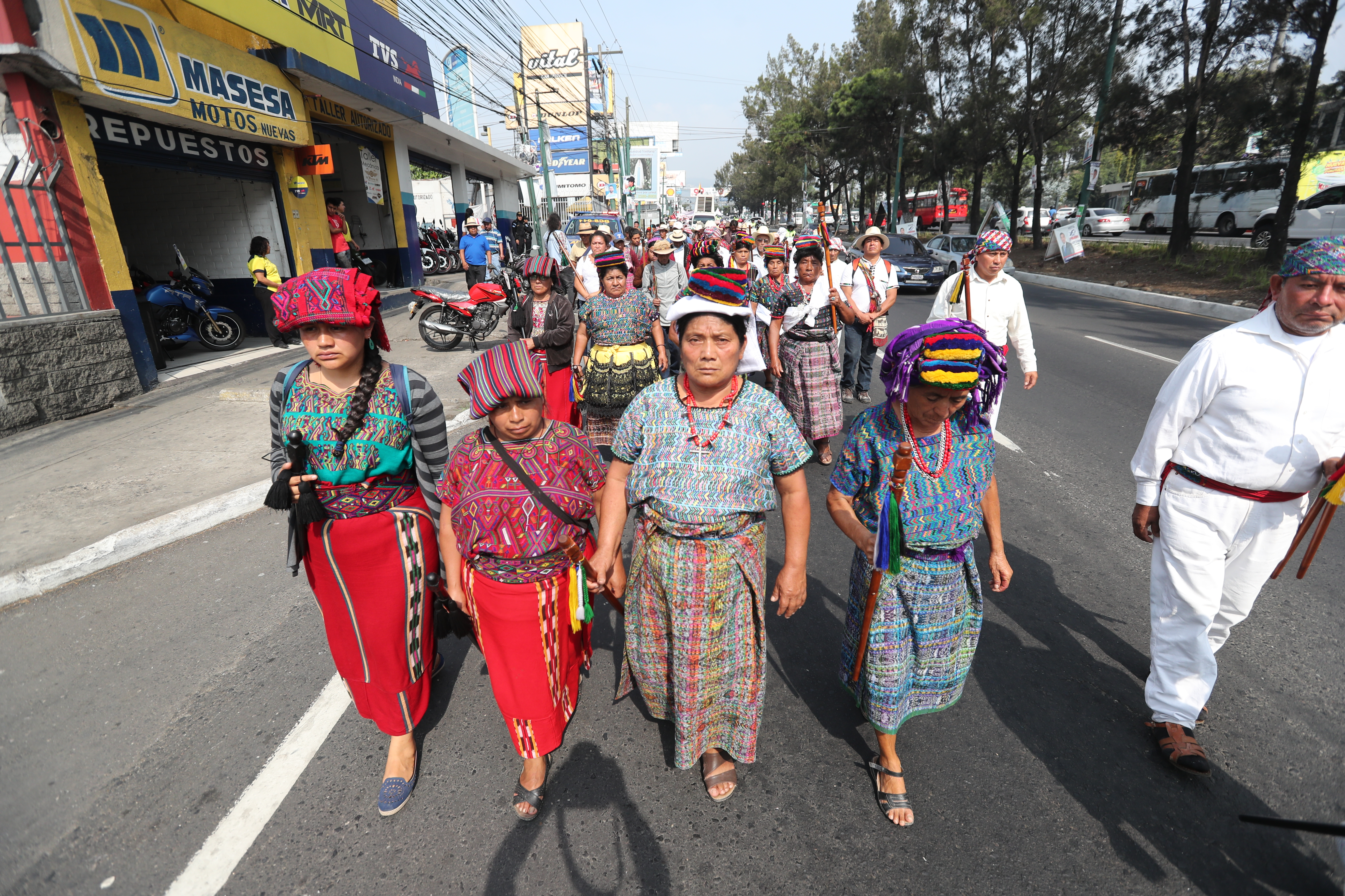 En la marcha participan autoridades ancestrales.