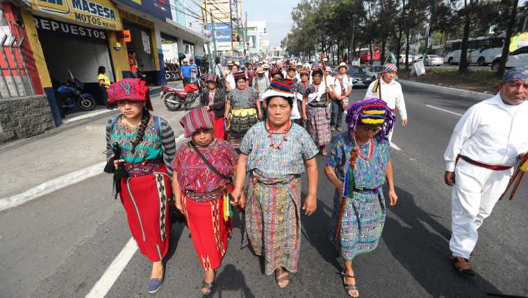 En la marcha participan autoridades ancestrales.