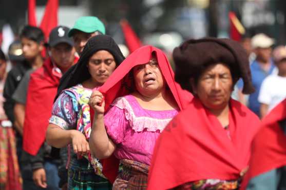 Varias mujeres participan en la movilización, la cual finalizara en la Plaza de la Constitución.