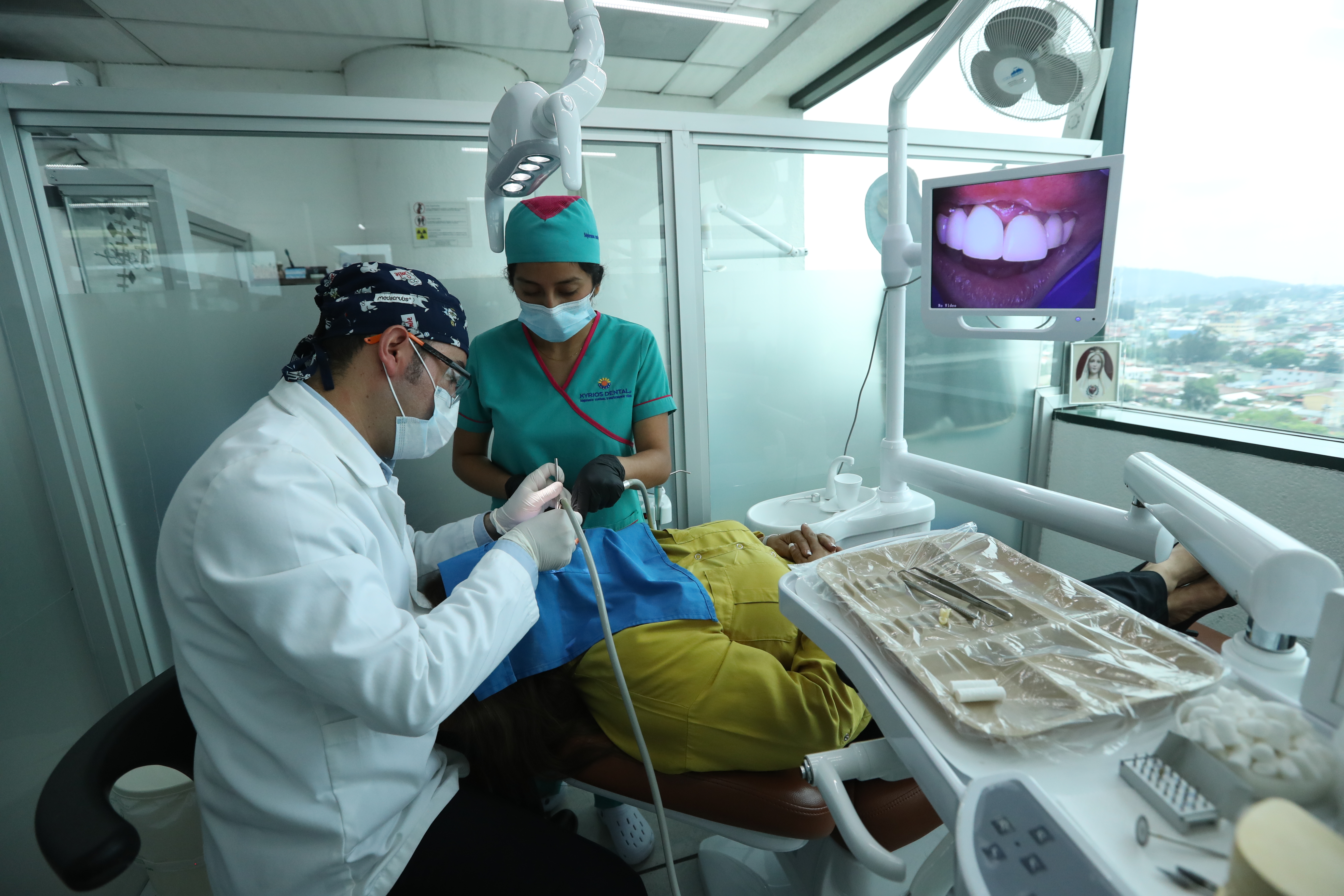 Médicos especialistas del Centro Dental Kyrios atienden a pacientes de diferentes países. (Foto Prensa Libre: Esbin García)