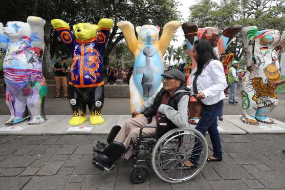 Personas de la tercera edad también visitaron la exposición. Foto Prensa Libre: Óscar Rivas 