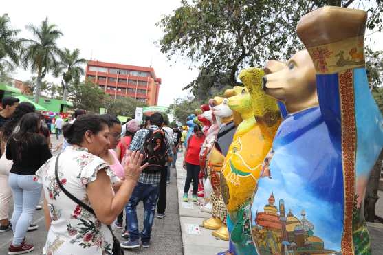 Las personas pueden visitar la exposición todos los días en la Plaza de la Constitución. Foto Prensa Libre: Óscar Rivas 