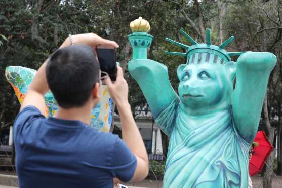 Uno de los osos que llama más la atención de las personas es el que representa a Estados Unidos y muestra partes de la Estatua de la Libertad. Foto Prensa Libre: Óscar Rivas