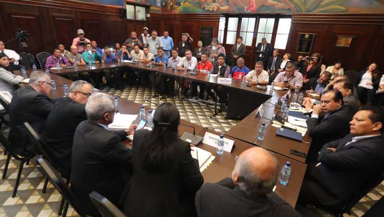 Los supuestos militares se reúnen con diputados para exigir que se les otorgue un resarcimiento por los servicios prestados al Ejército. (Foto Prensa Libre: Erick Ávila)