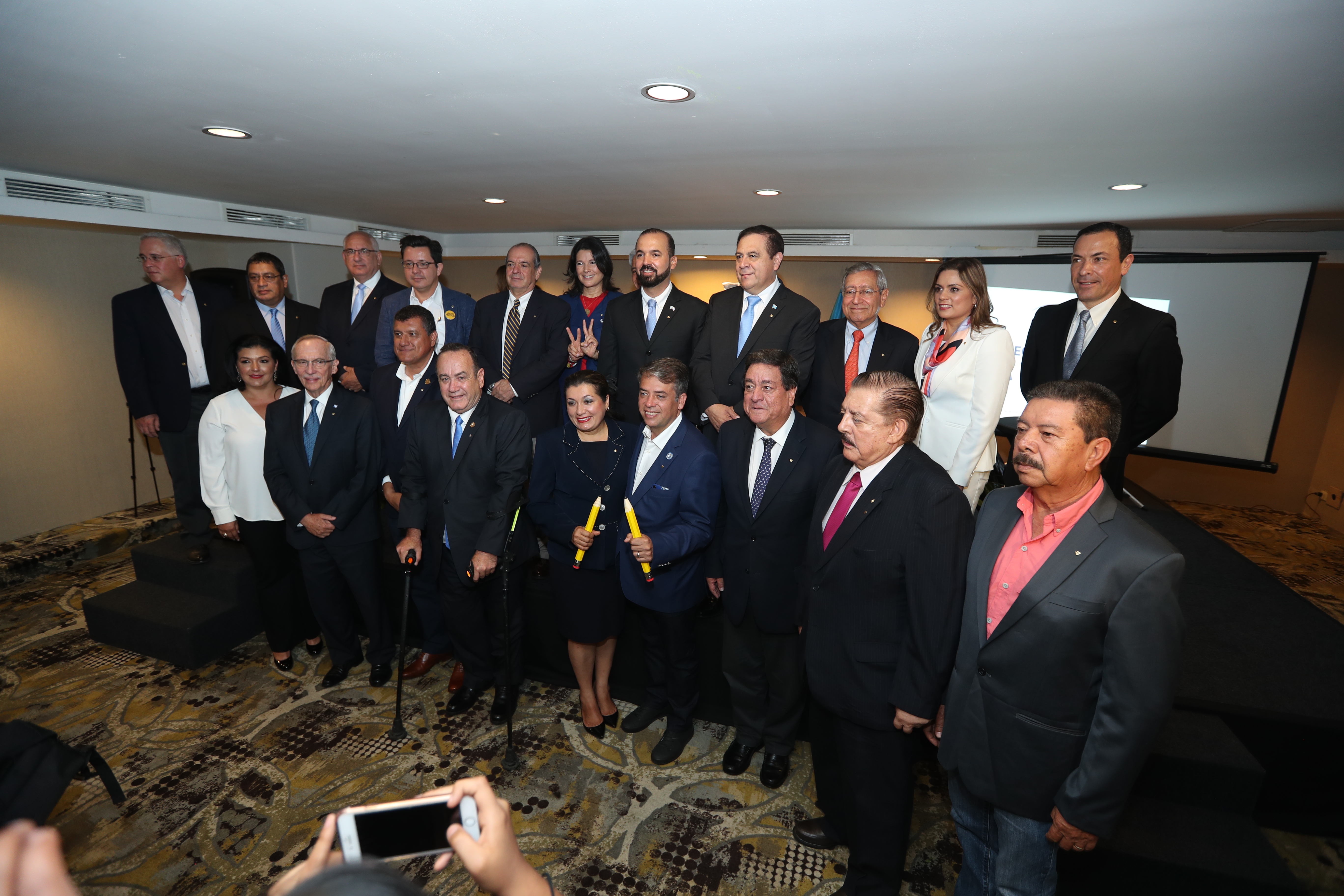 Candidatos a la presidencia y vicepresidencia durante la  firma de la Declaración de la Vida y la Familia. (Foto Prensa Libre: Esbin García)