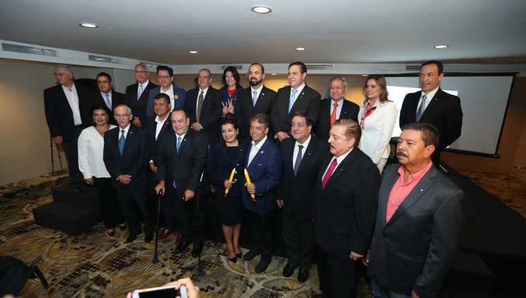 Candidatos a la presidencia y vicepresidencia durante la  firma de la Declaración de la Vida y la Familia. (Foto Prensa Libre: Esbin García)
