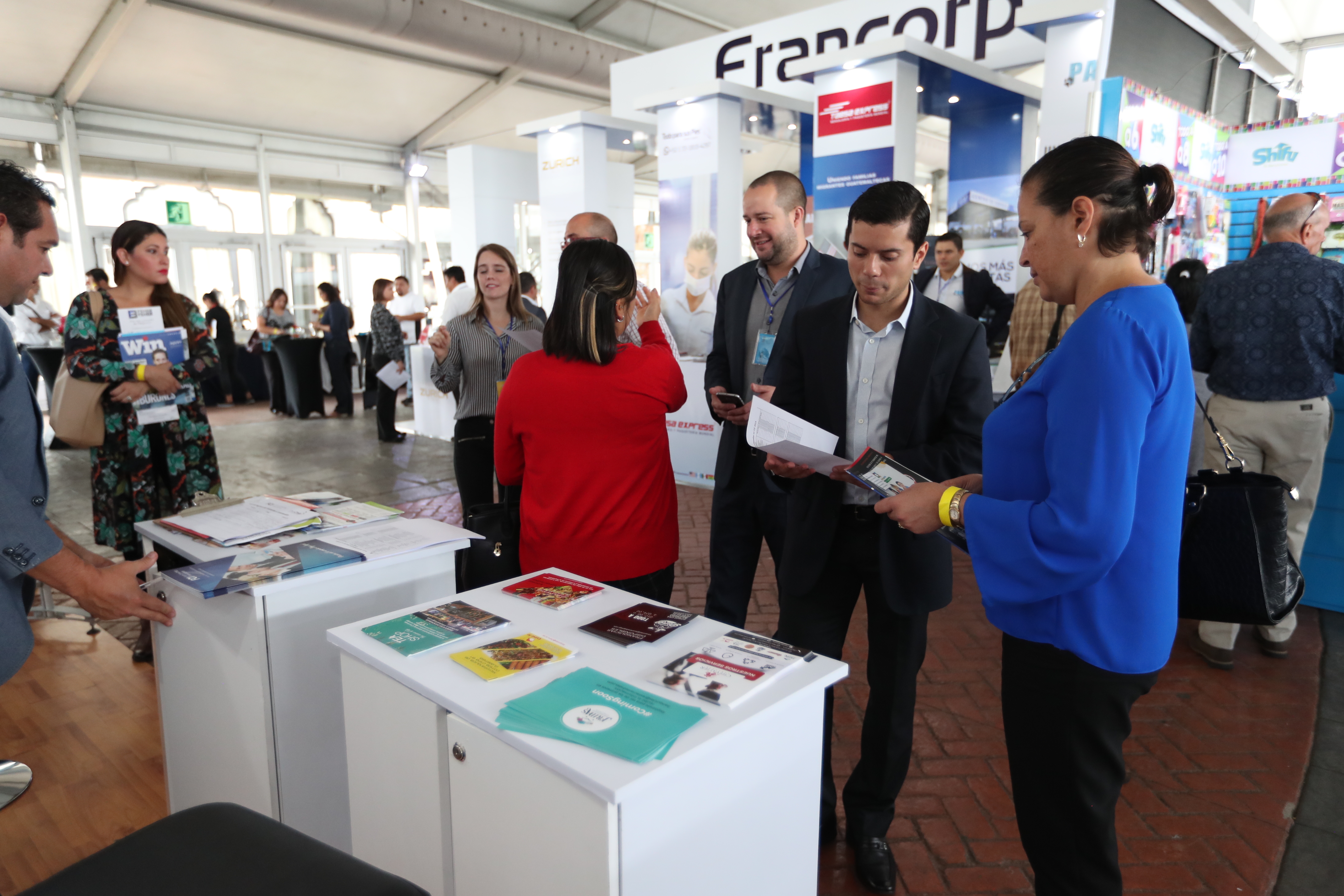 Para potenciales inversionistas es atractivo adquirir una franquicia en Guatemala. Angélica María Catalán recibió información de varios modelos de negocios. (Foto Prensa Libre: Raúl Juárez)