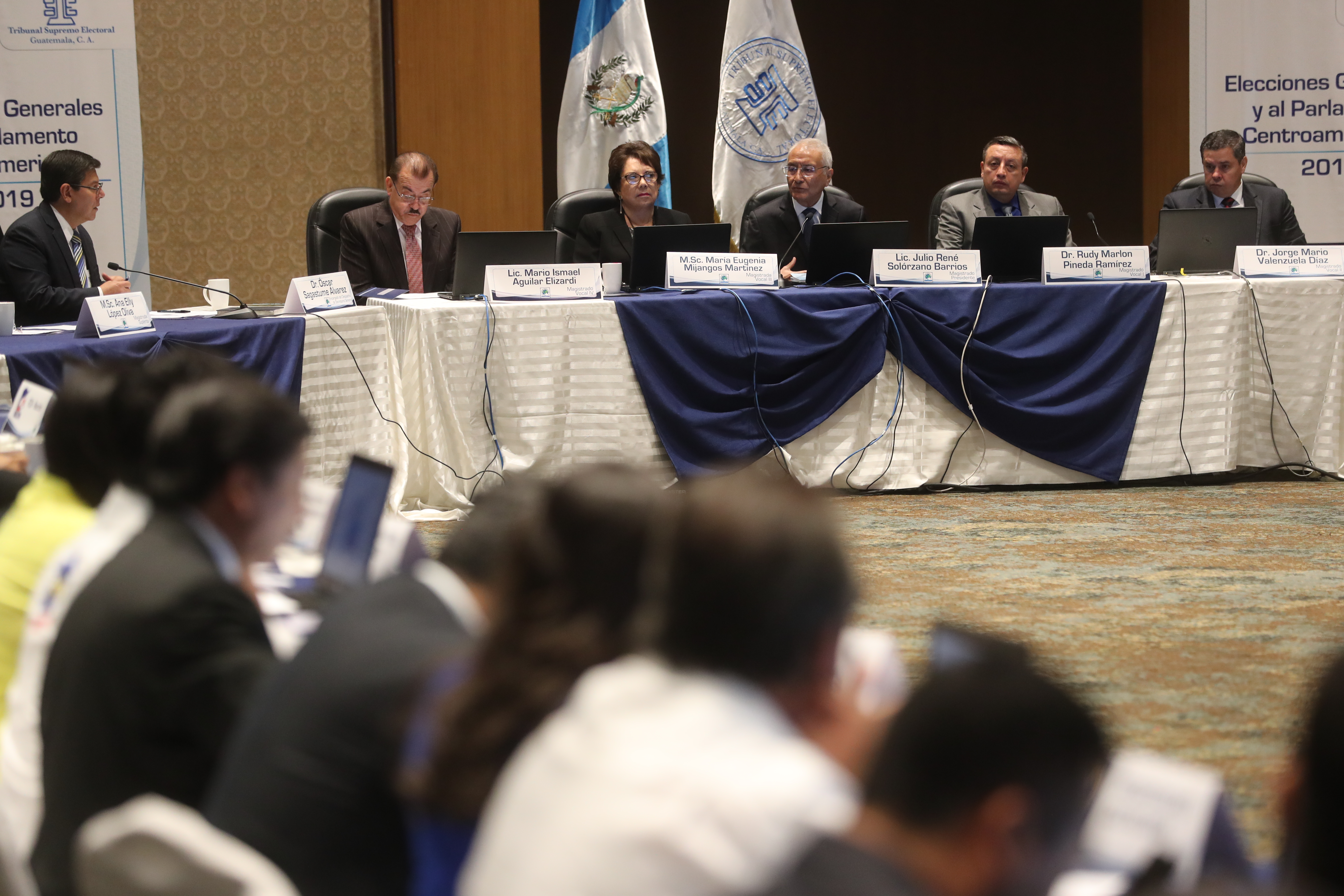 Reunión de fiscales de partidos políticos y magistrados del TSE del pasado jueves cuando se definió la papeleta para elegir presidente y vicepresidente para las próximas elecciones generales. (Foto Prensa Libre: Érick Ávila)