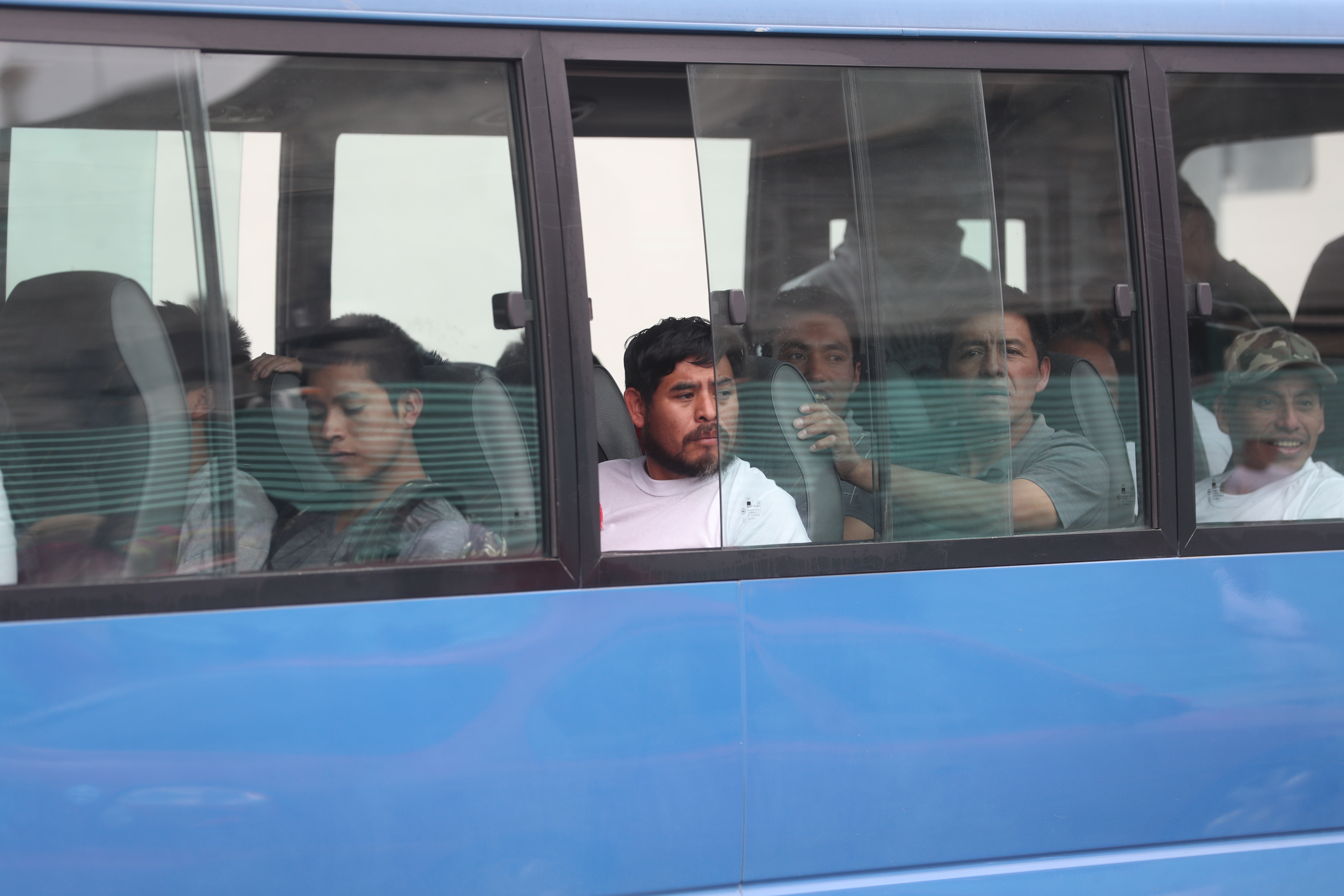 Un grupo de deportados, en  un bus que el Gobierno facilita para trasladarlos a la terminal de buses a occidente. (Foto Prensa Libre: Hemeroteca PL)