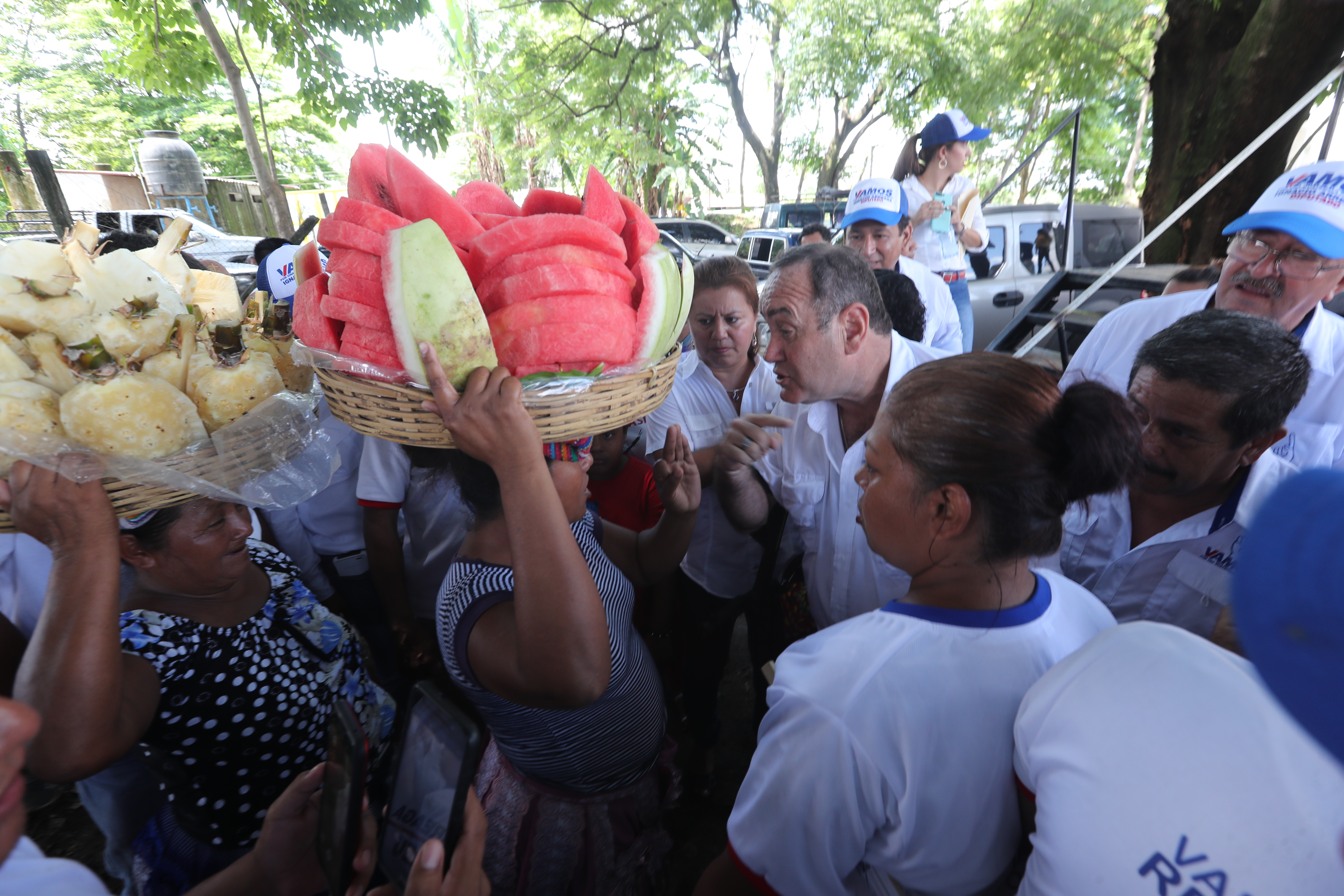 Alejandro Giammattei visitó Retalhuleu vendedoras de frutas que asistieron al mitin se acercan al candidato presidencial. (Foto Prensa Libre: Érick Ávila)