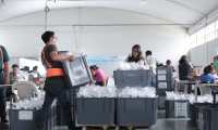 El Tribunal Supremo Electoral prepara los kits que serán enviados a los 340 municipios. (Foto Prensa Libre: Hemeroteca PL) 