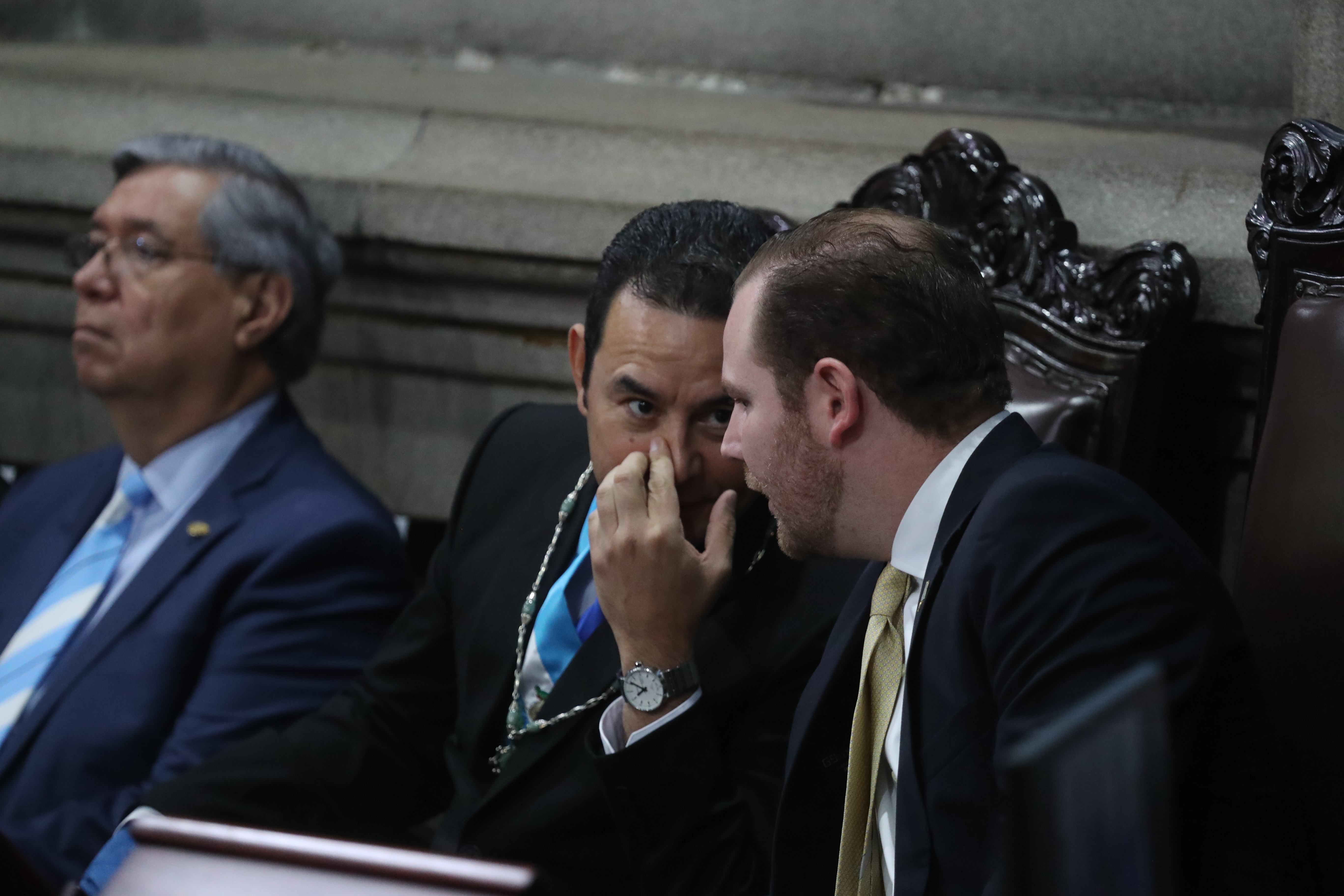 Morales y Arzú Escobar conversan durante la sesión solemne que tuvo lugar en el Congreso de la República. (Foto Prensa Libre. Érick Ávila)