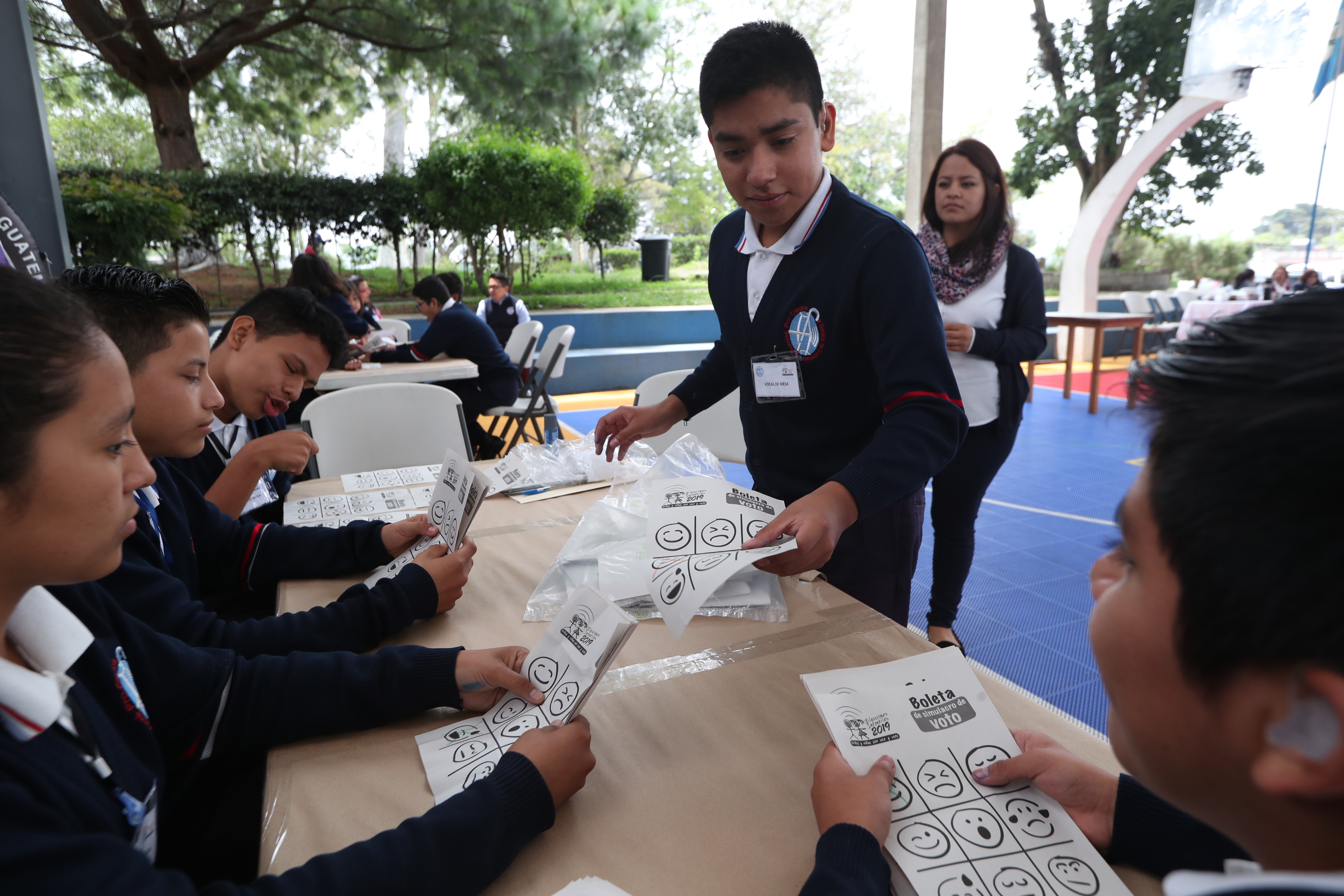 Niños con discapacidad visual y auditiva de los centros educativos del Benemérito Comité Pro Ciegos y Sordos de Guatemala participaron en un simulacro de Elecciones Infantiles. (Foto Prensa Libre: Raúl Juárez)