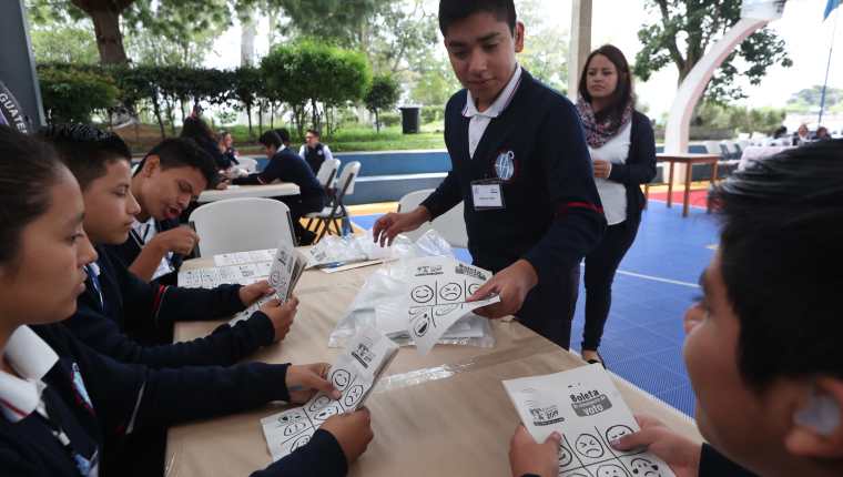 Niños con discapacidad visual y auditiva de los centros educativos del Benemérito Comité Pro Ciegos y Sordos de Guatemala participaron en un simulacro de Elecciones Infantiles. (Foto Prensa Libre: Raúl Juárez)