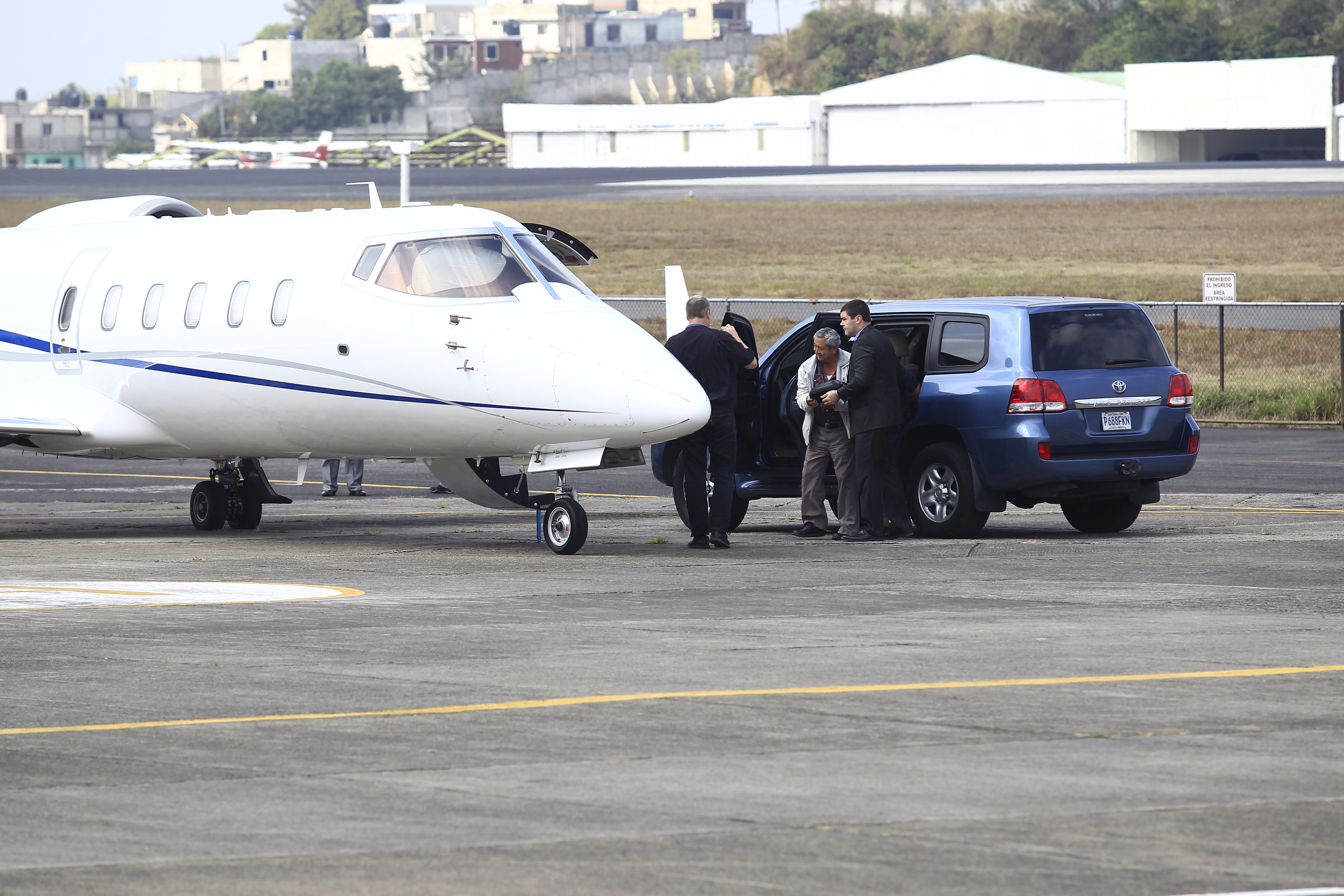 Waldemar Lorenzana LIma, alias el Patriarca, es llevado al avión en el que va a ser extraditado a EE. UU., que lo señala de narcotráfico. (Foto Prensa Libre: HemerotecaPL)