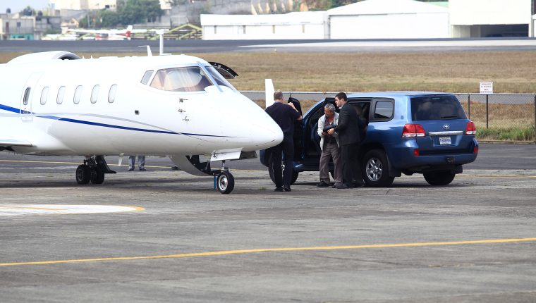 Waldemar Lorenzana LIma, alias el Patriarca, es llevado al avión en el que va a ser extraditado a EE. UU., que lo señala de narcotráfico. (Foto Prensa Libre: HemerotecaPL)