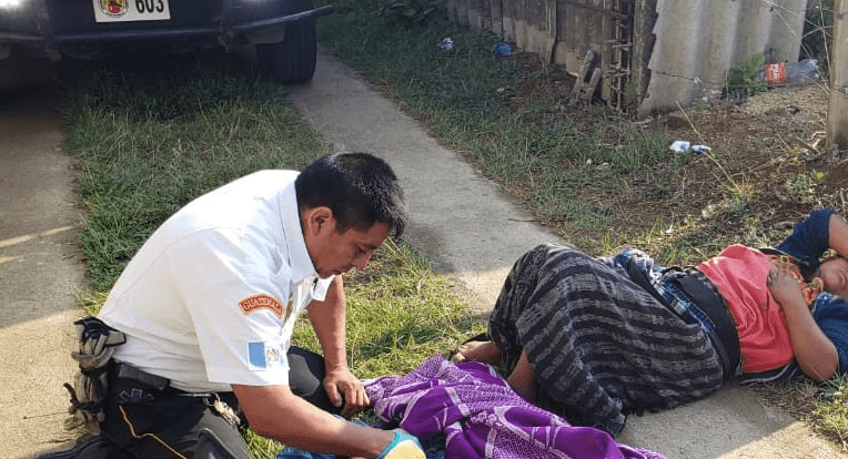 Bombero atiende parto en el km 54 de la ruta Interamericana. (Foto Prensa Libre: Cortesía Bomberos Voluntarios de la 21 Compañía). 

